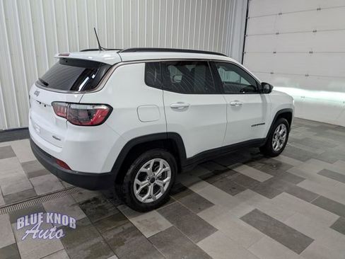 Used 2025 Jeep Compass Latitude AWD/4WD image 4