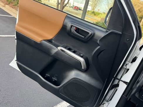 Used 2016 Toyota Tacoma SR5 image 36