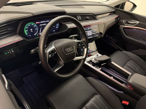 Used 2021 Audi e-tron Prestige w/ Prestige Package image 4