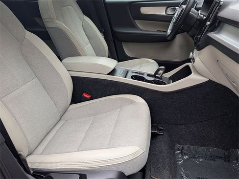Used 2020 Volvo XC40 T4 Momentum image 27