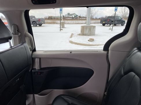 Used 2024 Chrysler Pacifica Touring-L FWD image 22