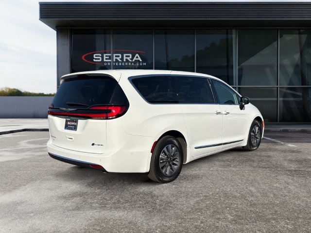 Used 2023 Chrysler Pacifica Limited FWD image 5
