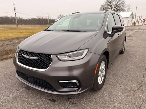 Used 2022 Chrysler Pacifica Touring-L image 14
