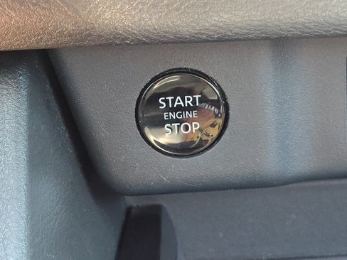 Used 2024 Nissan Rogue SV FWD image 29