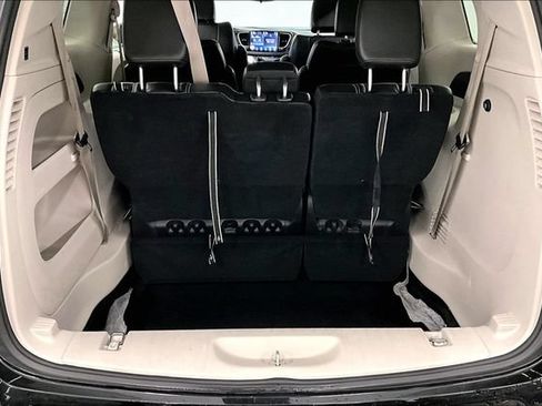 Used 2023 Chrysler Pacifica Touring-L FWD image 41