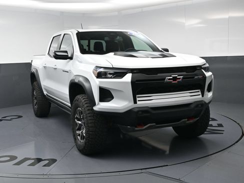 Used 2026 Chevrolet Colorado ZR2 w/ Technology Package AWD/4WD image 3