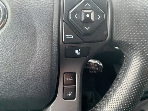 Used 2021 Toyota Tacoma TRD Off-Road image 11