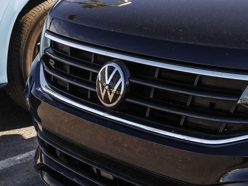 Used 2022 Volkswagen Tiguan SE R-Line image 3