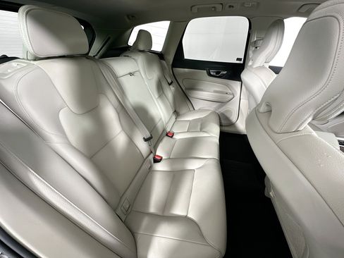 Used 2022 Volvo XC60 B5 Momentum w/ Protection Package Premier image 26