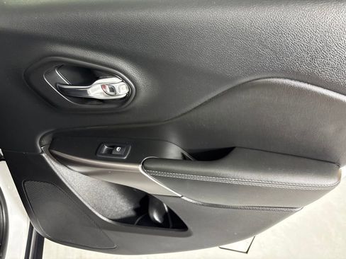 Used 2019 Jeep Cherokee Limited AWD/4WD image 23