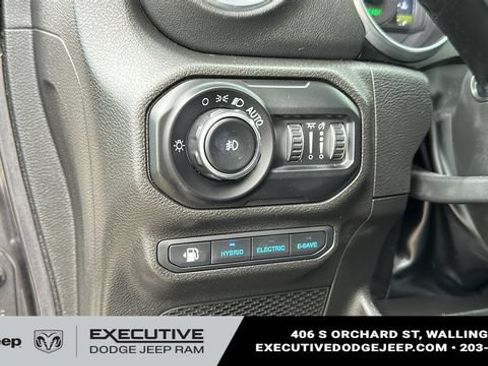Used 2022 Jeep Wrangler Unlimited Rubicon 4xe AWD/4WD image 11