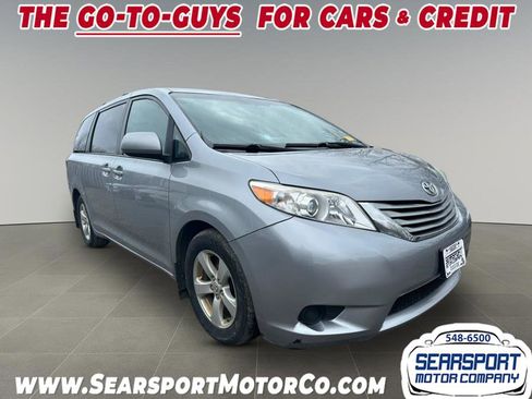Used 2017 Toyota Sienna LE image 3