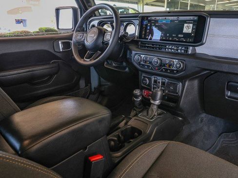 Used 2024 Jeep Wrangler Unlimited AWD/4WD image 36