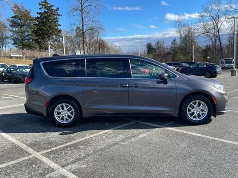 Used 2023 Chrysler Pacifica Touring-L FWD image 9