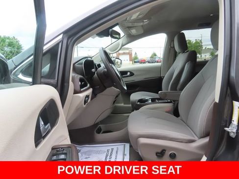 Used 2021 Chrysler Pacifica Touring AWD/4WD image 18