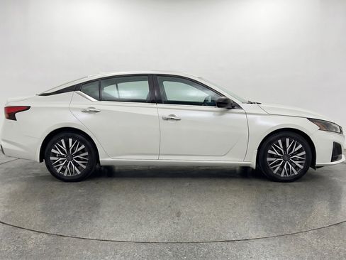 Used 2025 Nissan Altima 2.5 SV FWD image 8