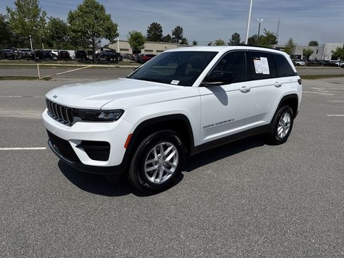 Used 2025 Jeep Grand Cherokee Laredo X image 4