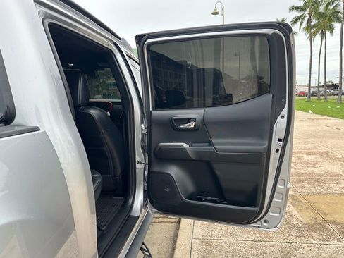 Used 2018 Toyota Tacoma TRD Sport AWD/4WD image 19