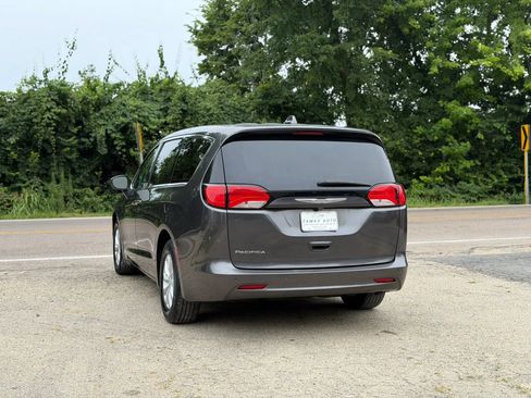 Used 2017 Chrysler Pacifica Touring w/ Tire & Wheel Group FWD image 12