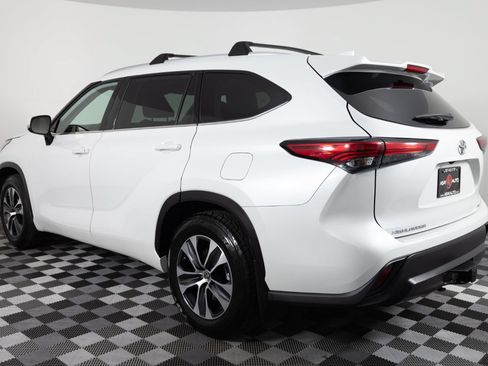 Used 2022 Toyota Highlander XLE FWD image 4
