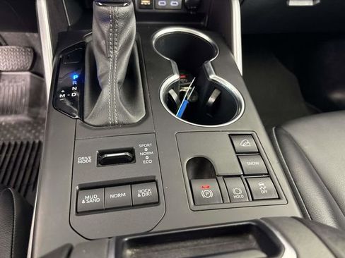 Used 2024 Toyota Highlander XLE AWD/4WD image 23