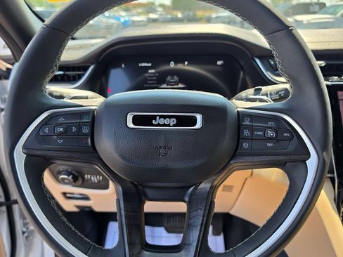 Used 2023 Jeep Grand Cherokee Limited w/ Black Appearance Package AWD/4WD image 16