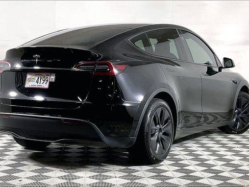 Used 2024 Tesla Model Y 2WD image 9