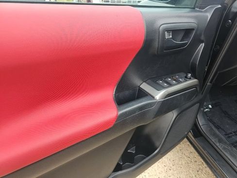 Used 2019 Toyota Tacoma SR5 AWD/4WD image 8