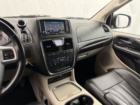 Used 2013 Chrysler Town & Country Touring-L w/ Driver Convenience Group FWD image 14