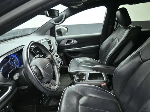 Used 2019 Chrysler Pacifica Limited w/ Advanced Safetytec Group FWD image 11