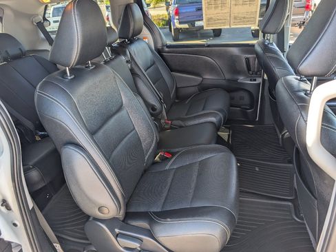 Used 2020 Toyota Sienna SE w/ Nightshade Edition FWD image 5