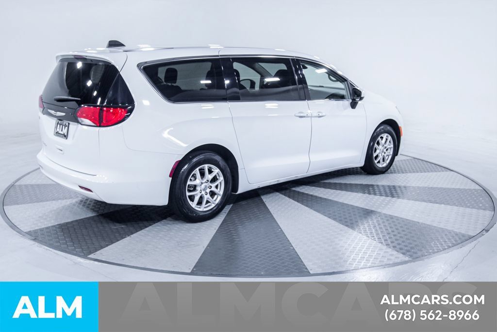Used 2023 Chrysler Voyager LX FWD image 10