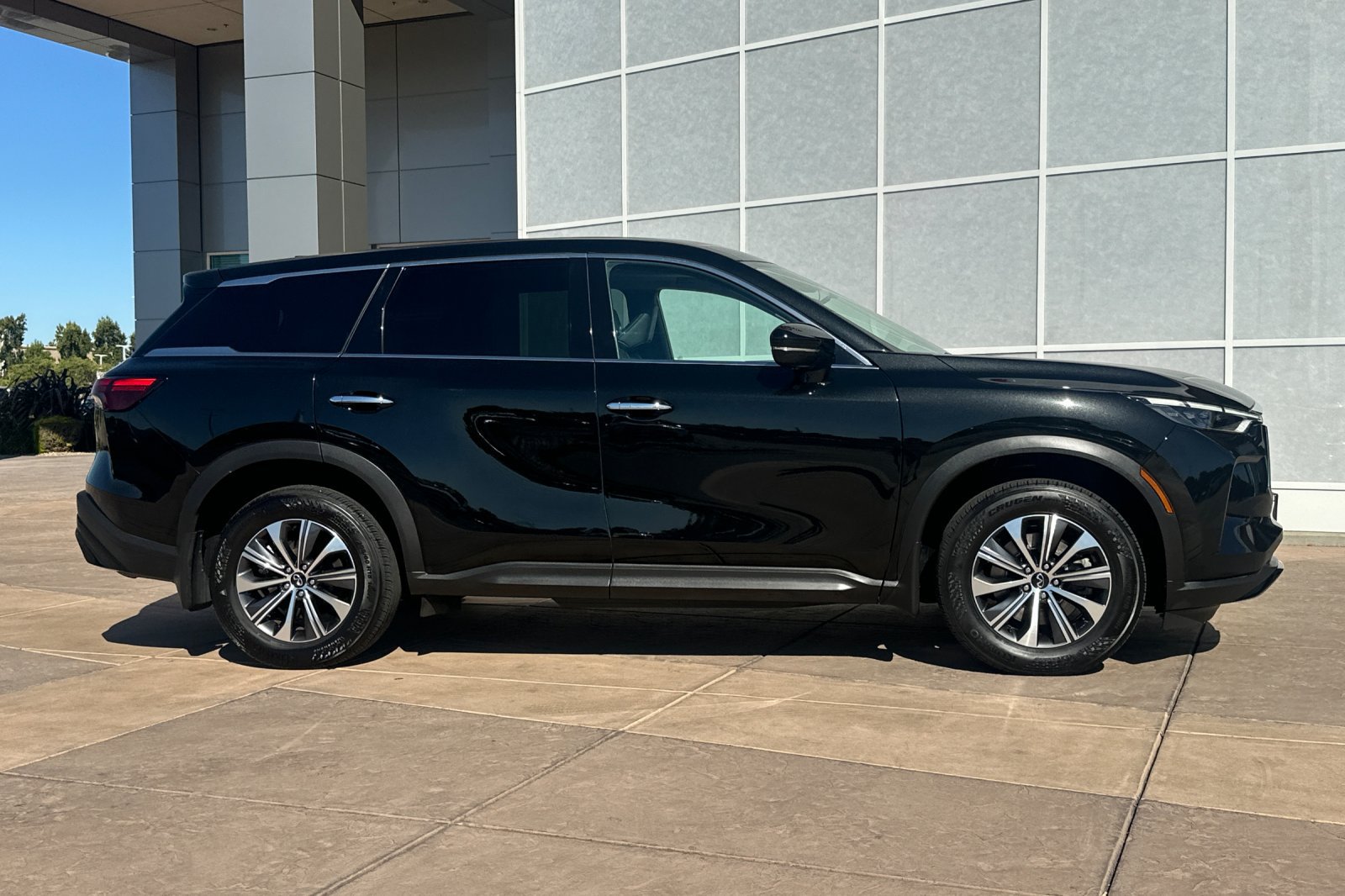Used 2023 INFINITI QX60 Pure AWD/4WD image 3