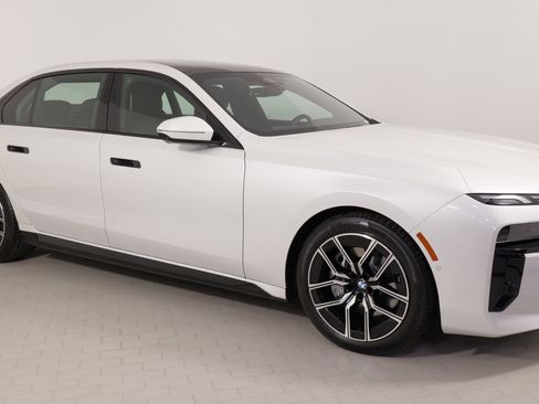 Used 2024 BMW 740i xDrive w/ Premium Package image 8