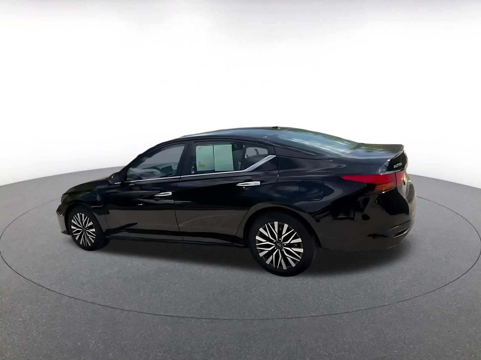 Used 2025 Nissan Altima 2.5 SV FWD image 9