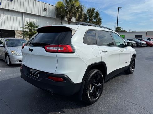 Used 2018 Jeep Cherokee Latitude w/ Altitude Package FWD image 8
