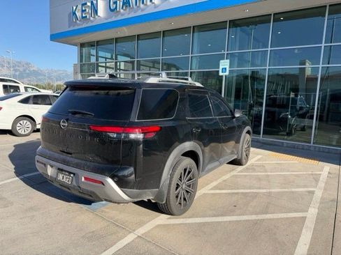 Used 2023 Nissan Pathfinder SL w/ Black Appearance Package AWD/4WD image 7