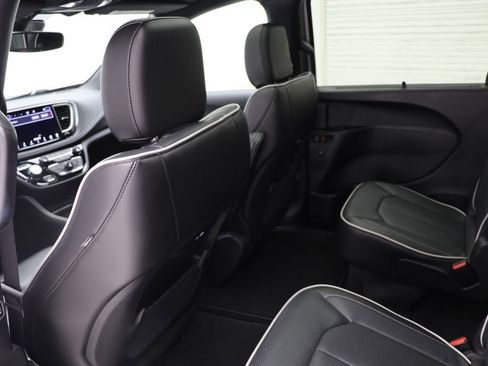 Used 2024 Chrysler Pacifica Limited w/ S Appearance Package image 12