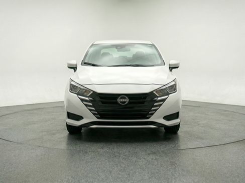 Used 2025 Nissan Versa SV image 2