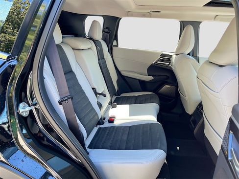 New 2025 Mitsubishi Outlander SE image 29