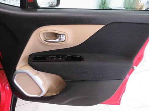 Used 2018 Jeep Renegade Latitude FWD image 29