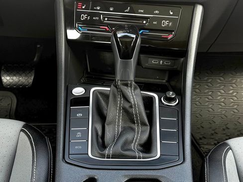 Used 2025 Volkswagen Jetta SE image 4