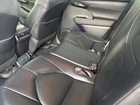 Used 2020 Toyota Highlander XLE image 12