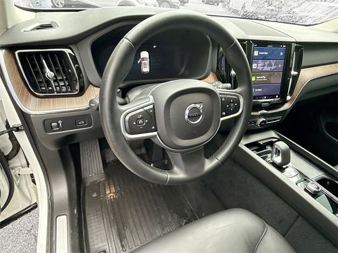 Used 2022 Volvo XC60 B5 Momentum image 12