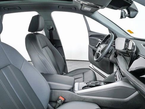 Used 2025 Audi Q5 Premium w/ Convenience Package image 23