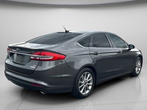 Used 2017 Ford Fusion SE FWD image 4