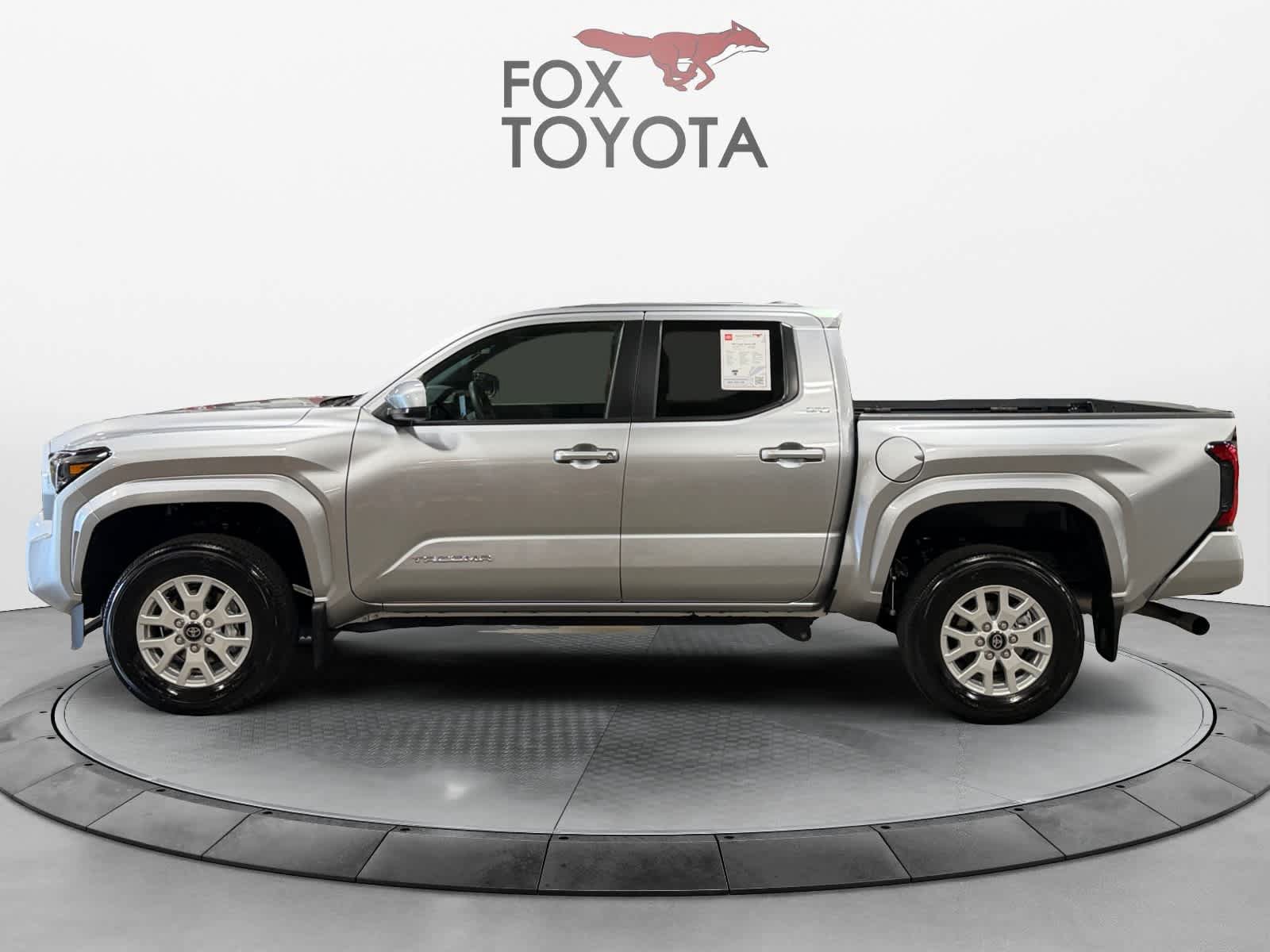 Used 2025 Toyota Tacoma SR5 AWD/4WD image 3