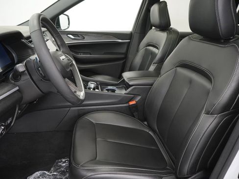 Used 2025 Jeep Grand Cherokee Limited AWD/4WD image 17