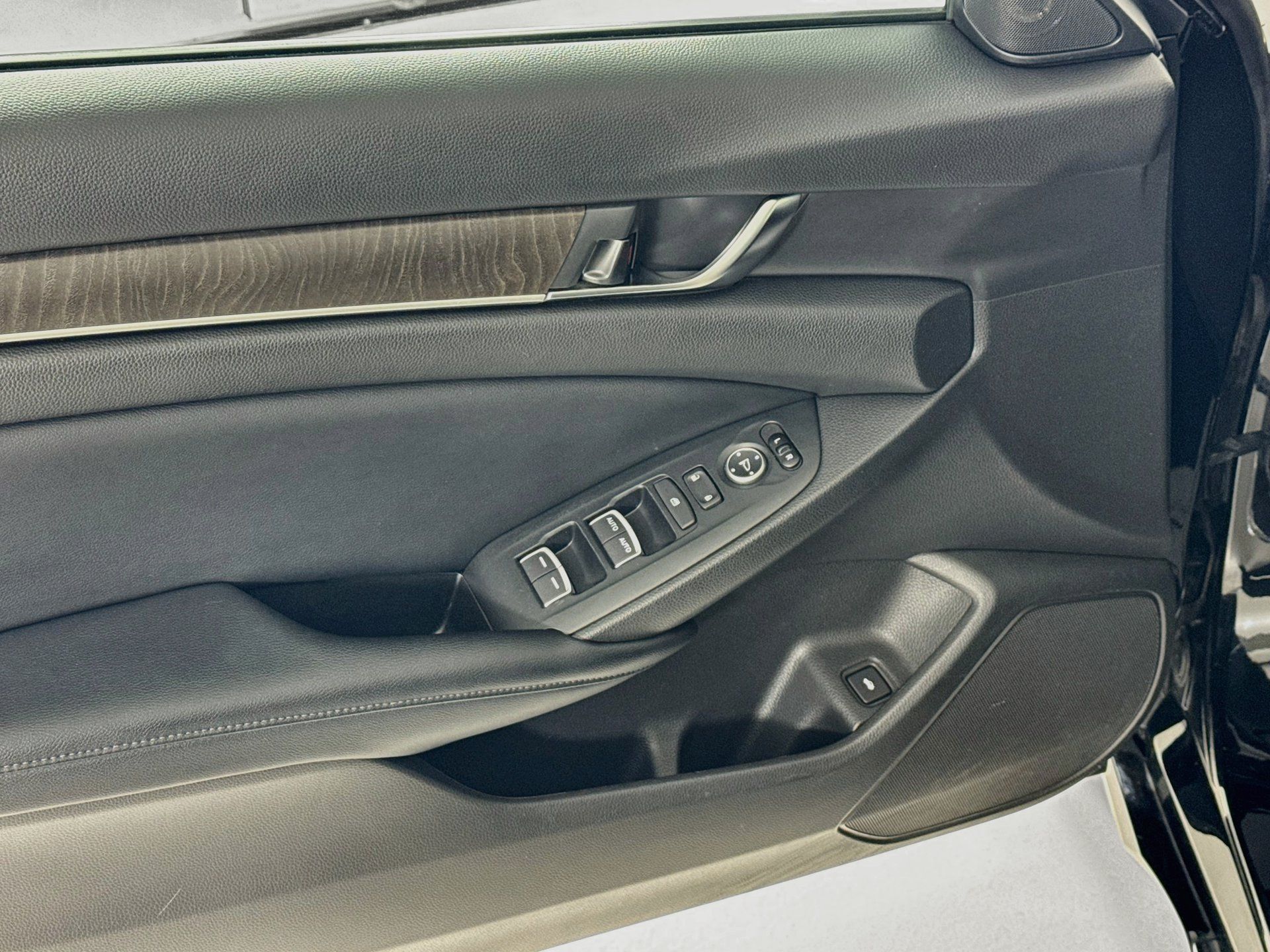 Used 2018 Honda Accord EX image 18