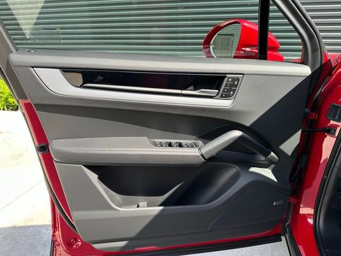 Certified 2025 Porsche Cayenne E-Hybrid AWD/4WD image 14